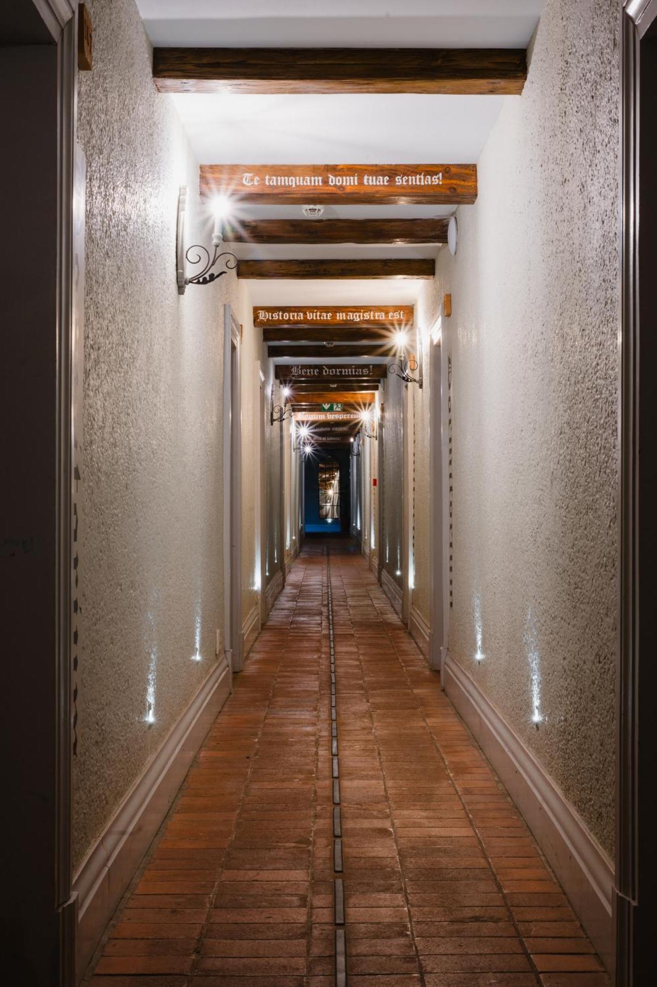 Hotel Podklasztorze Сулеюв Экстерьер фото