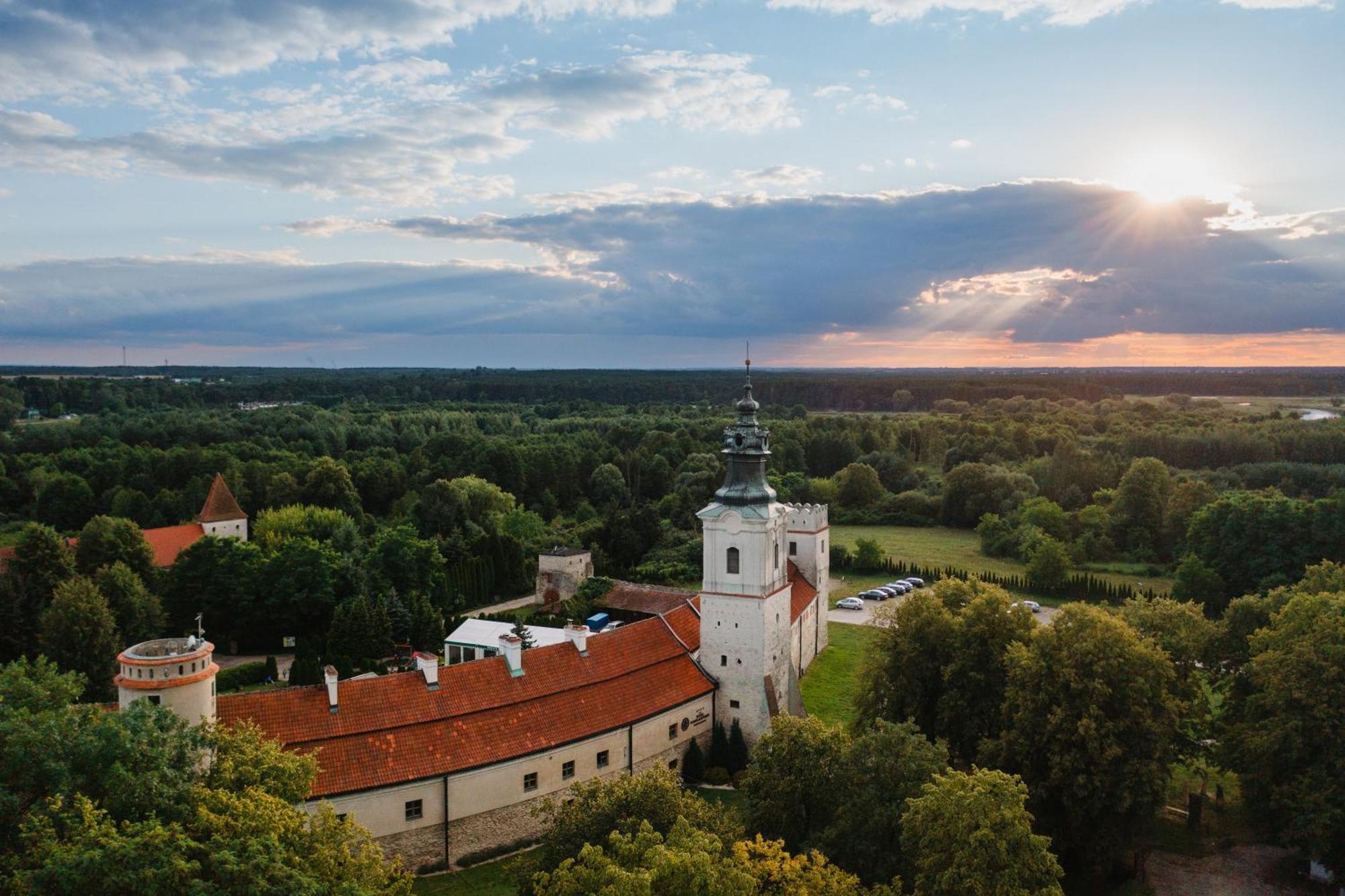 Hotel Podklasztorze Сулеюв Экстерьер фото