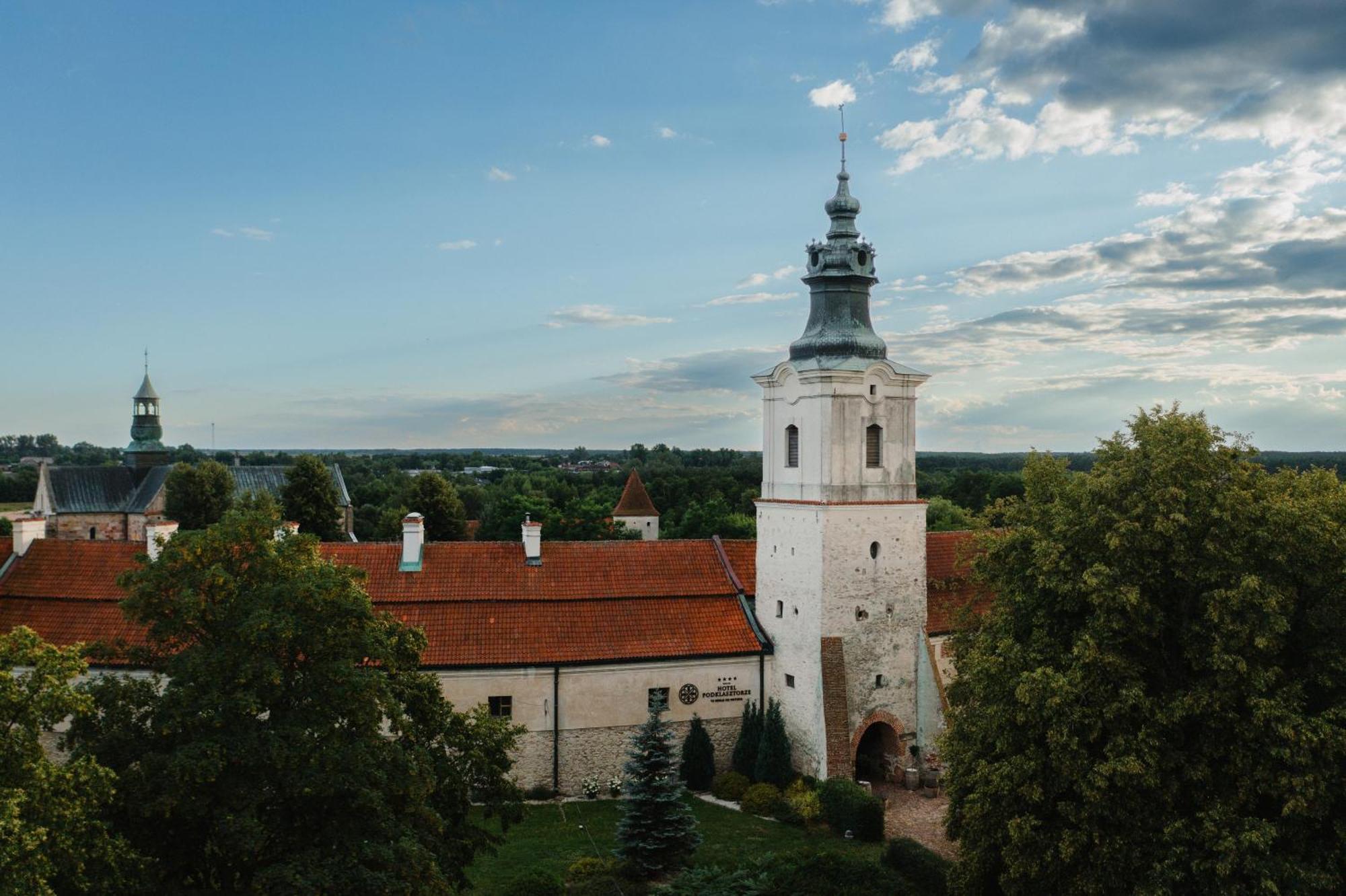 Hotel Podklasztorze Сулеюв Экстерьер фото